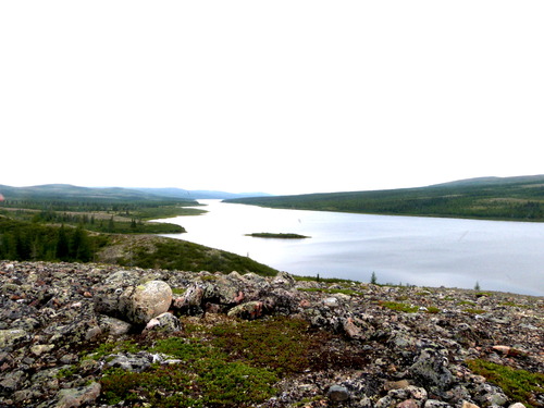 foyer de pierre devant rivière Georges.