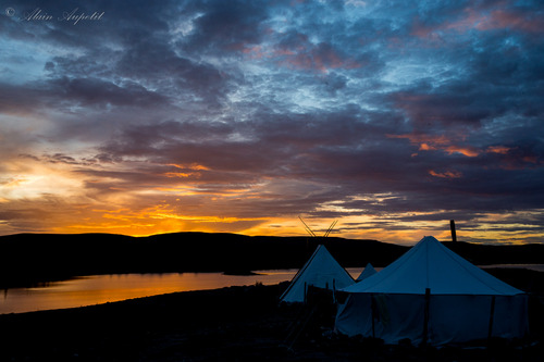 Campement au Mushuau-nipi et coucher de soleil.jpg