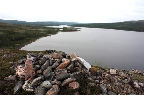 Pierres congélateur devant la rivière Georges