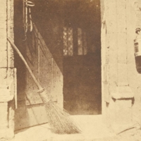 William Henry Fox Talbot, La porte ouverte (The Open Door), fin avril 1884, épreuve sur papier salé fait à partir d&#039;un négatif calotype, 14.9 x 16.8 cm (image)