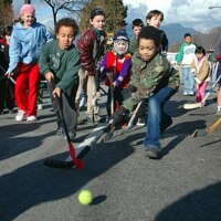 Children_playing_road_hockey_in_Vancouver.jpg