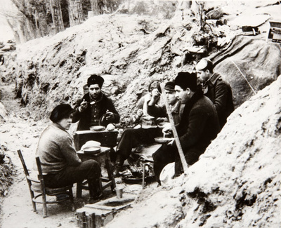 Chow_time_on_Madrid_Front_-_Google_Art_Project.jpg