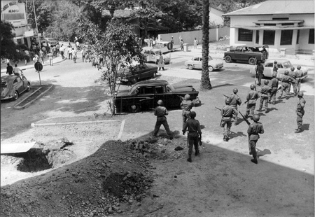 The-Congo-Crisis-Police-in-the-streets-of-Congo-352026053899.jpg